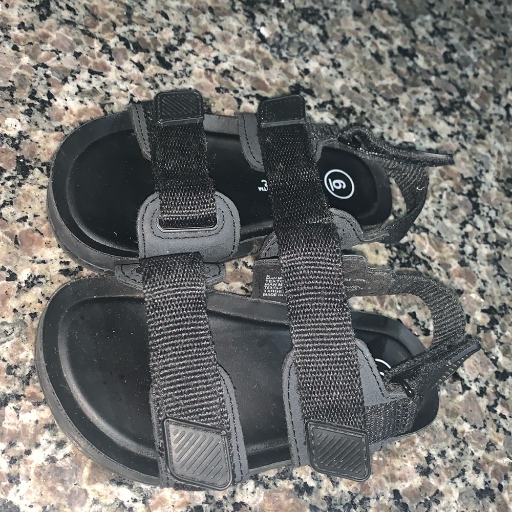 All black Cat and Jack toddler sandals size 6